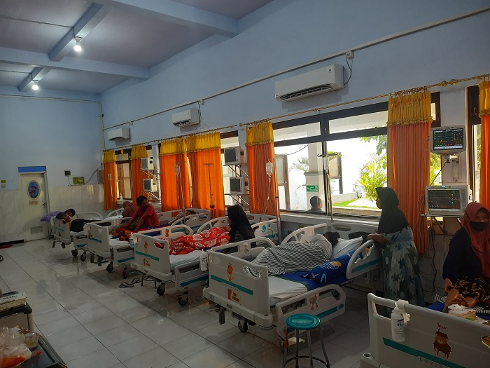 Pasien anak DBD mendapatkan perawatan intensif di ruang Srikandi RSUD Jombang beberapa bulan lalu.