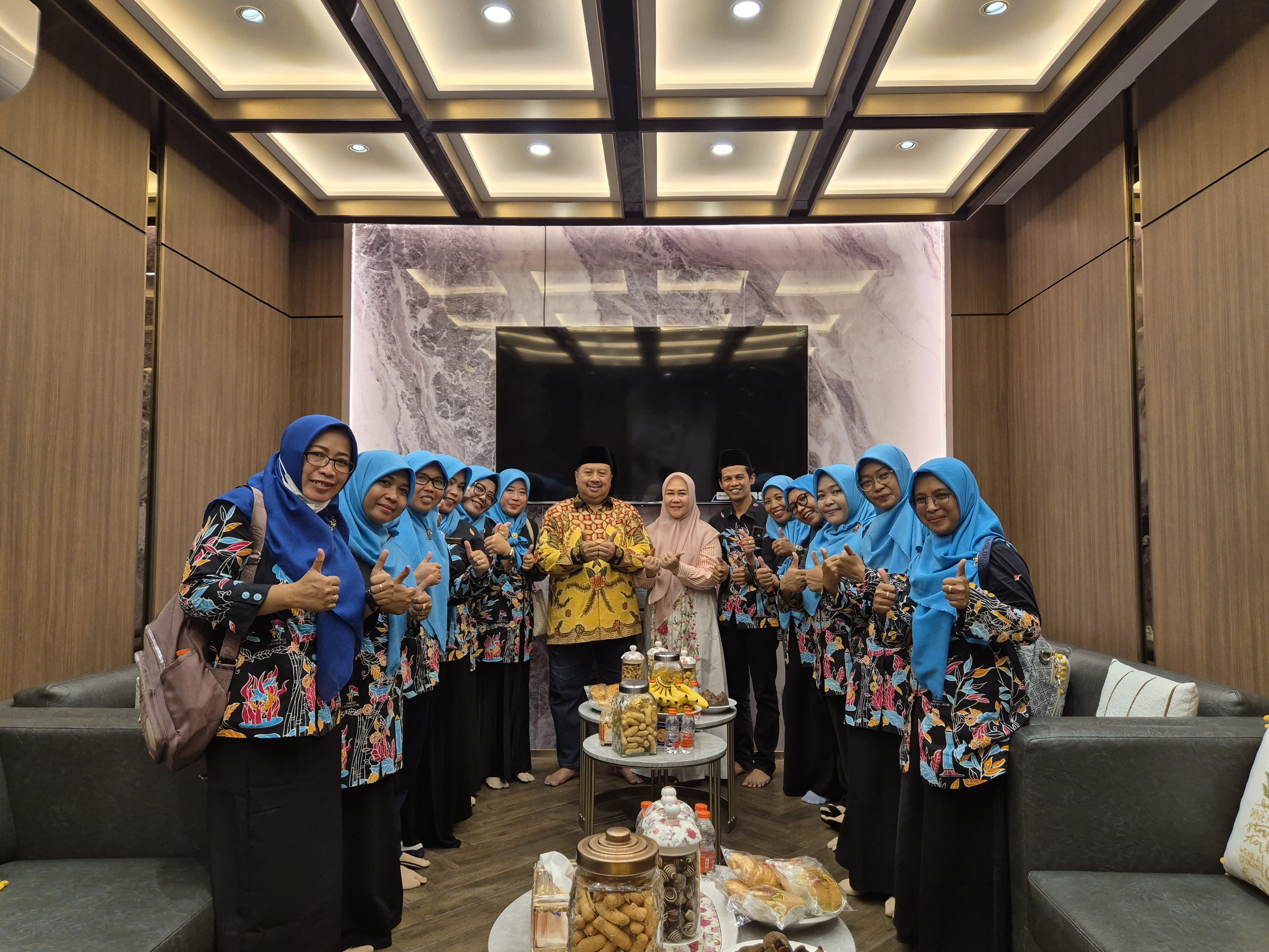 Warsubi dan Istri bersama pengurus Himpaudi Kabupaten Jombang