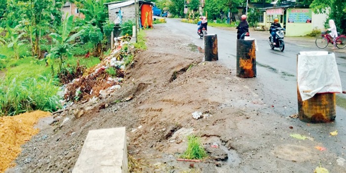 RUSAK: Kondisi bahu jalan di Desa Penggaron, Kecamatan Mojowarno, Jombang yang ambles ditandai drum bekas, Sabtu (14/12).