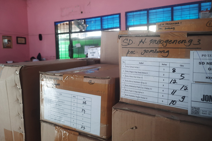 Tumpukan buku mulok diniyah telah turun di kantor wilker Pendidikan Kecamatan Jombang, Rabu (4/12).