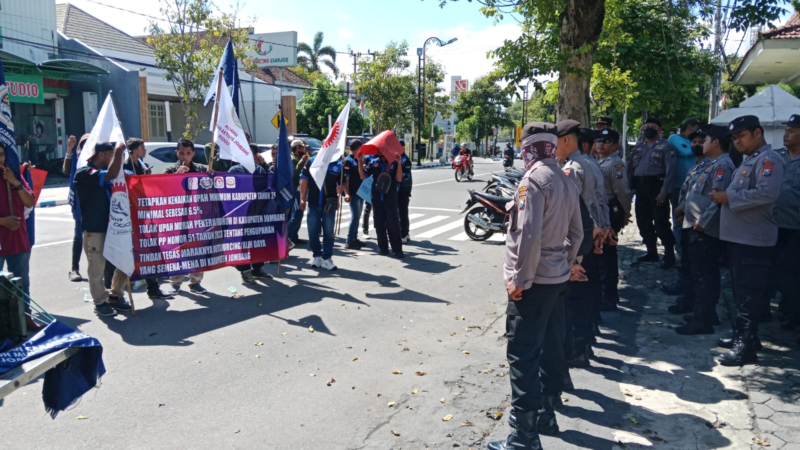 Sejumlah buruh mendemo kantor DPRD Jombang menuntut kenaikan UMK
