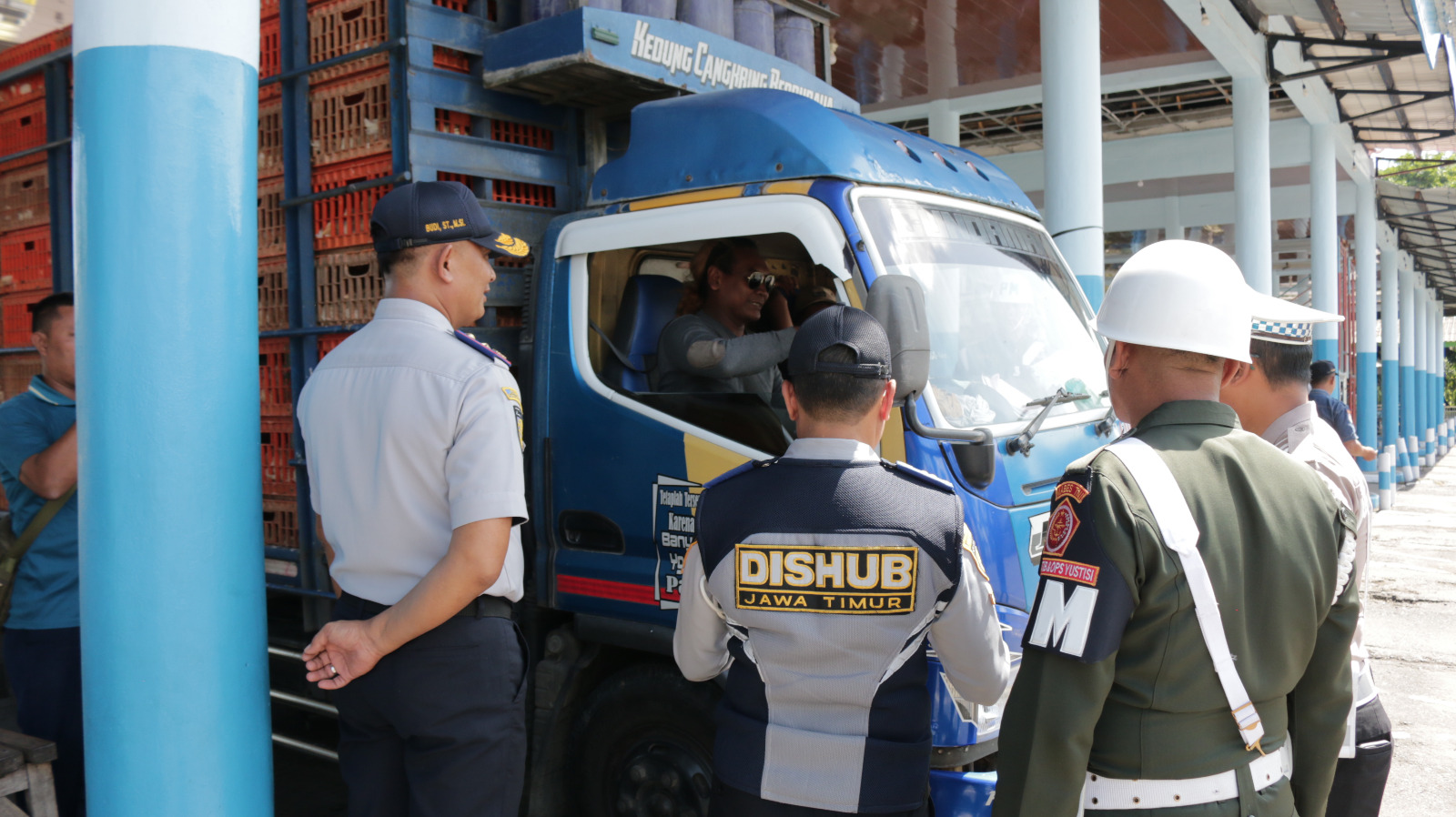 Dishub Jombang bersama petugas gabungan melaksanakan Ramp Check di Terminal Kepuhsari Jombang (19/12)