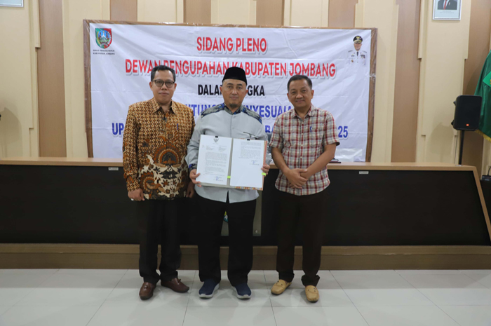 Pj Bupati Jombang Teguh Narutomo (tengah) beserta Sekdakab Jombang Agus Purnomo (kanan) dan Kepala Disnaker Jombang Isawan Nanang Risdianto (kiri) usai sidang pleno perhitungan penyesuaian UMK 2025, M