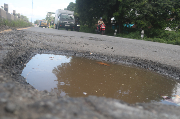 Kondisi lubang jalan nasional di Desa Janti, Jogoroto, Jombang yang sangat dalam dan terisi air karena hujan