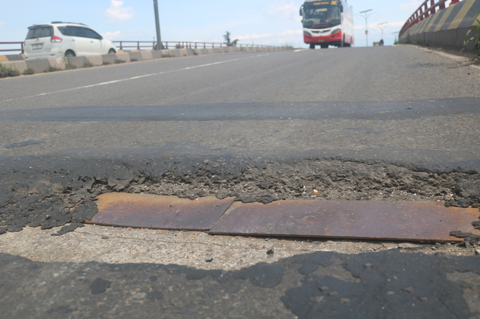 Lubang jalan nasional di Flyover Peterongan yang belum tertangani hingga Kamis (2/1) siang