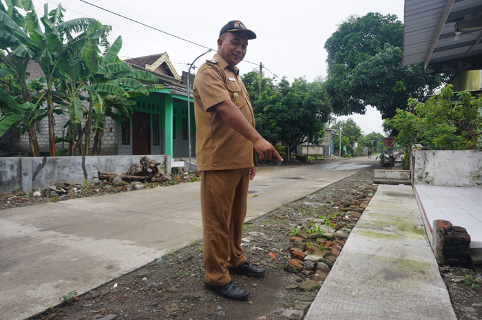 Kepala Desa Senden Agus Budianto menunjukkan lokasi saluran drainase di wilayah permukiman Dusun Nglawan.