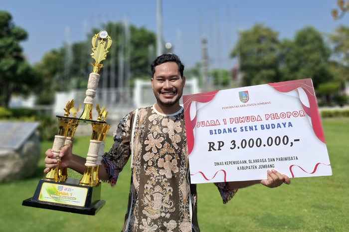 Achmad Nur Kholis menerima penghargaan juara 1 pemuda pelopor 2024 Disporapar Jombang bidang kepeloporan seni dan budaya saat peringatan Hari Sumpah Pemuda ke-96.