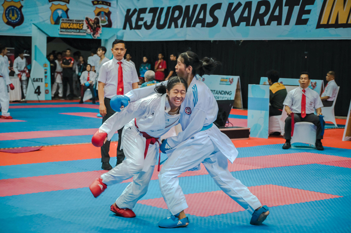 : Salsabila Erika Kanasawa (biru) saat tanding lawan Sumatera Utara di final Kejurnas Inkanas di Malang (15/12).