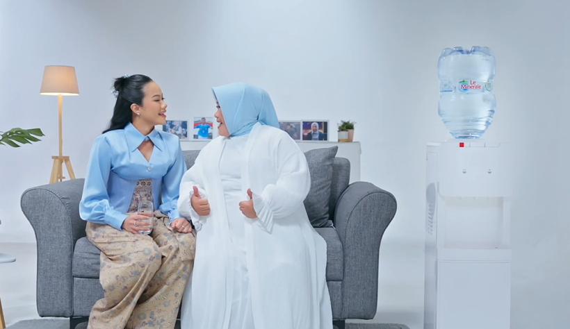 Yura Yunita bersama ibu yang ikut merayakan kampanye #YangTerbaik dari Le Minerale