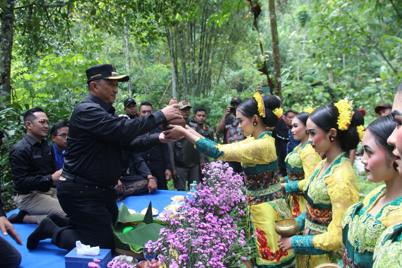 Prosesi ruwatan mata air HUT ke-34 Perumdam Tirta Kencana Jombang di  Wonosalam