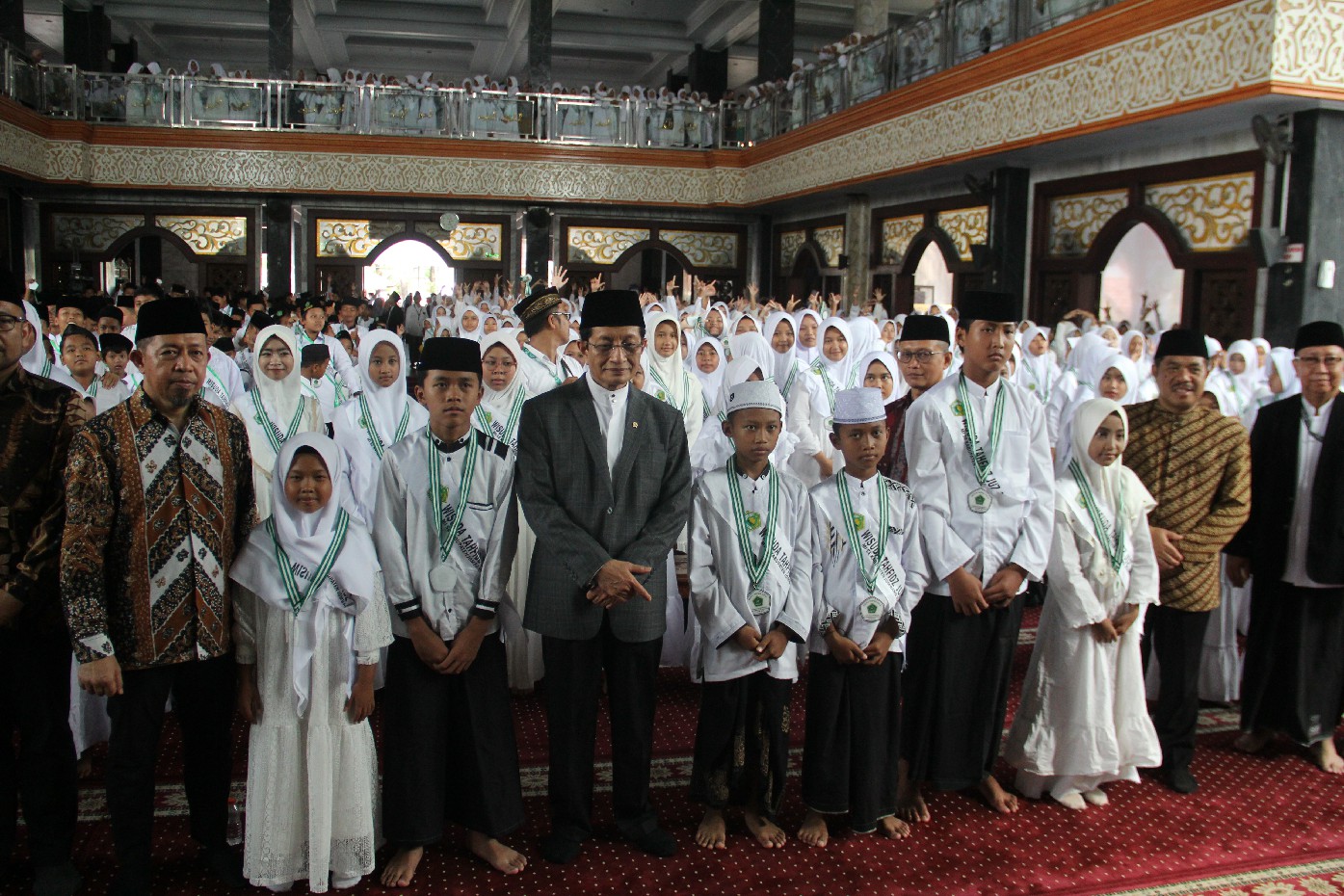 Menteri Agama Republik Indonesia Prof. Dr. KH Nasaruddin Umar MA saat mewisuda siswa siswi MI di Masjid Agung Baitul Mukminin, Minggu (22/12).
