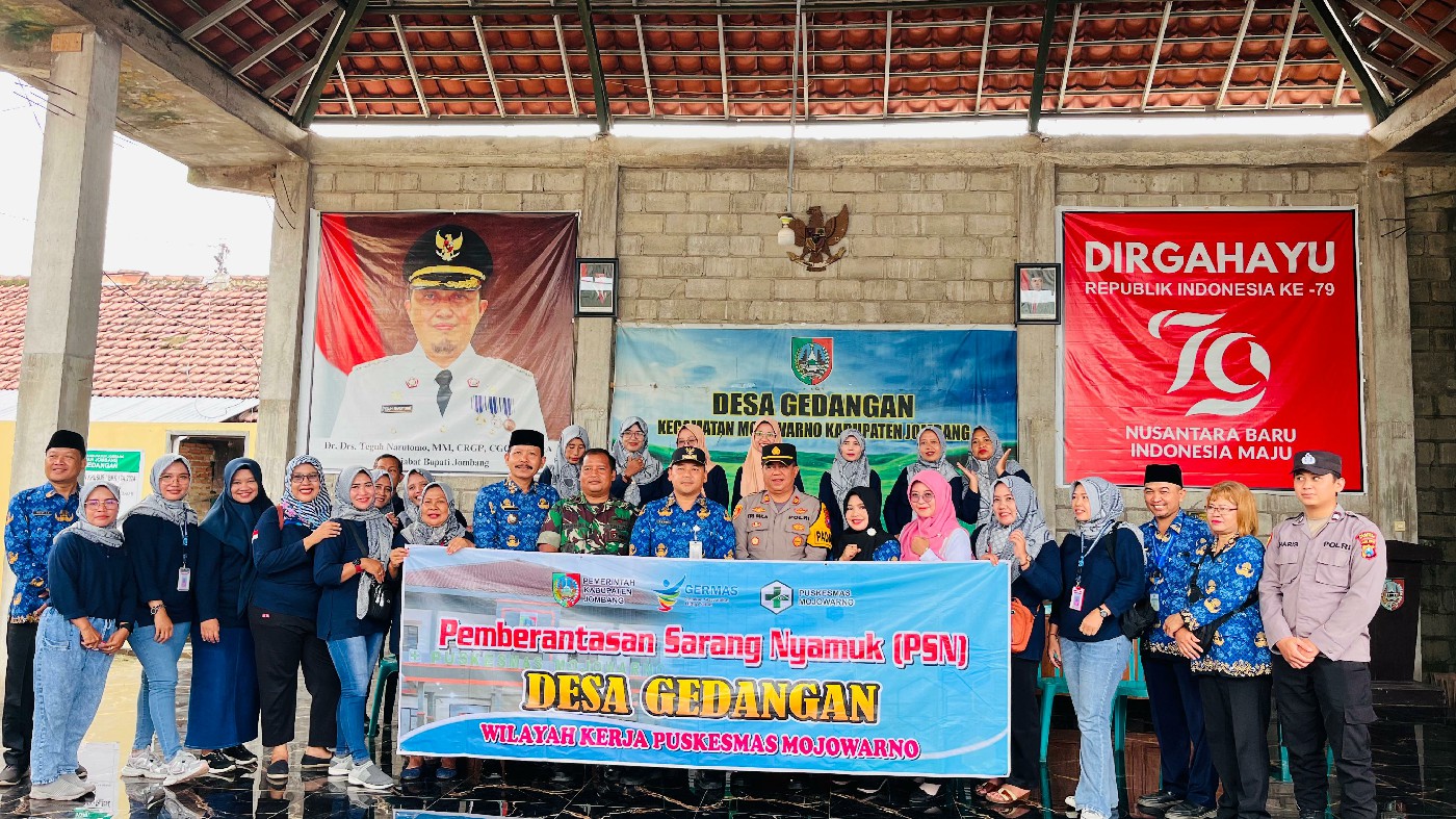Kepala Desa Gedangan Sukarno bersama jajaran Forkopimcam Mojowarno, Puskesmas Mojowarno, PLKB Mojowarno beserta para kader Jumantik dan Posyandu Desa Gedangan.