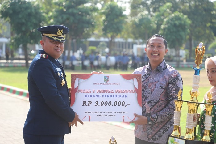 PEGIAT LITERASI: Muhammad Sidqi Irsyadi menerima penghargaan juara 1 pemuda pelopor 2024 Disporapar Jombang bidang kepeloporan pendidikan saat upacara peringatan Hari Sumpah Pemuda ke-96.