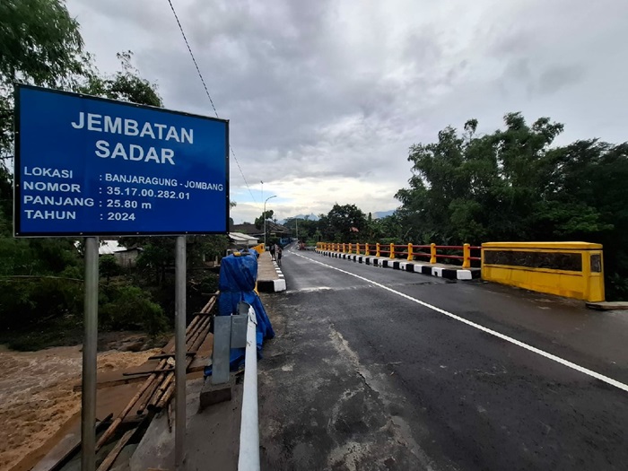 TUNTAS: Proyek jembatan di Desa Banjaragung, Kecamatan Bareng, Jombang, sudah bisa dilalui pengendara.
