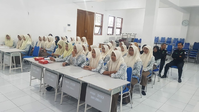ANTUSIAS: Siswa kelas 12 SMAN 1 Jombang saat mengikuti kegiatan di laboratorium komputer.
