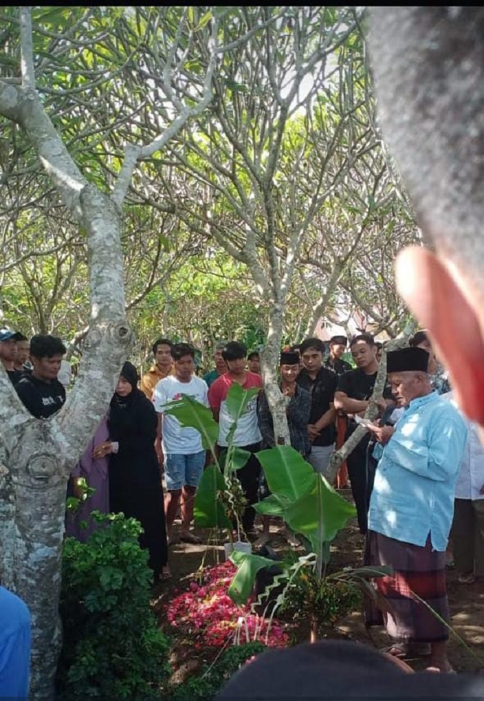 prosesi pemakaman jasad kernet bus pariwisata SMP bogor yang terlibat kecelakaan di Tol Malang di Desa Badang, Ngoro Jombang