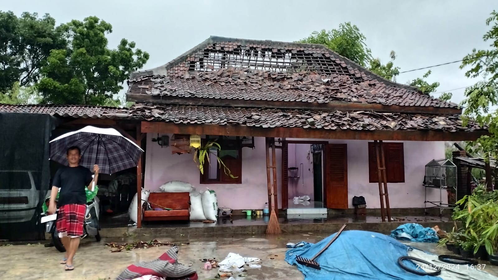 Kondisi salah satu rumah yang rusak akibat angin puting beliung di Pucangsimo Bandarkedungmulyo Jombang