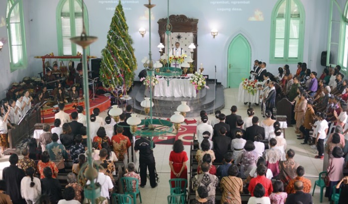 Jemaat mengikuti ibadah kebaktian natal di GKJW Mojowarno, Rabu (25/12).