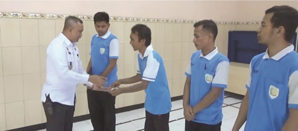 Sejumlah warga binaan Lapas Jombang mendapat remisi tahanan saat hari Natal Rabu (25/12).
