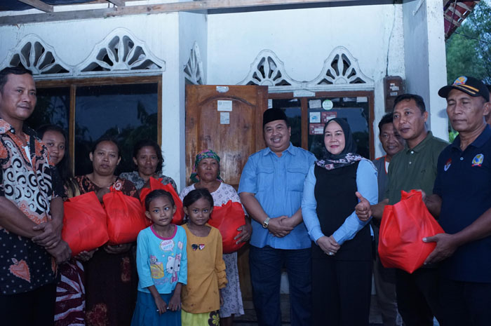Bupati Jombang Terpilih Warsubi saat menyambangi warga terdampak angin puting beliung di Pucangsimo