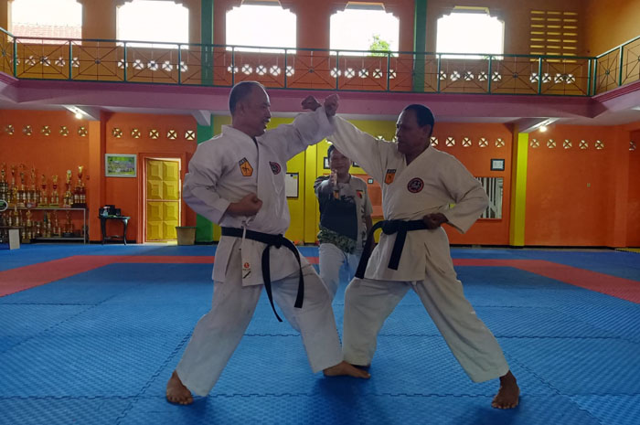 DISIPLIN: Karateka senior Jombang saat berlatih di Dojo Mahameru tiap Sabtu pagi.