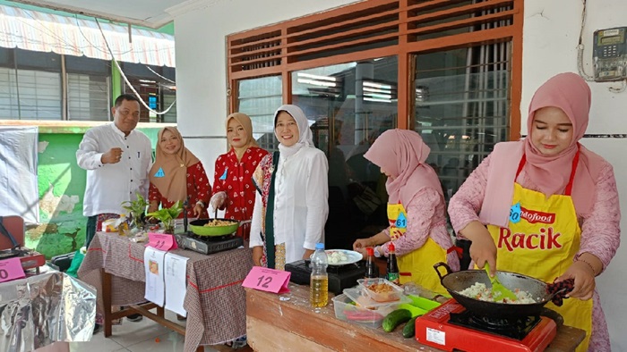 SERU: Ibu-ibu DWP Wilker Pendidikan Kecamatan Jombang lomba memasak pakai kebaya, Selasa (24/12).