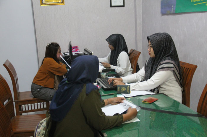 AJUKAN PERKARA: Sejumlah warga antre di kantor PA Jombang untuk mengajukan perkara seputar perkawainan, Selasa (24/12).