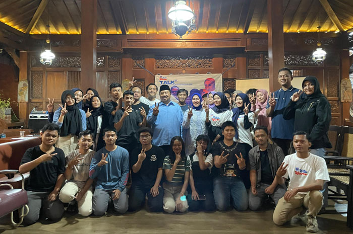 INSPIRATIF: Warsubi didampingi istri usai berbagi pengalaman dengan generasi muda.