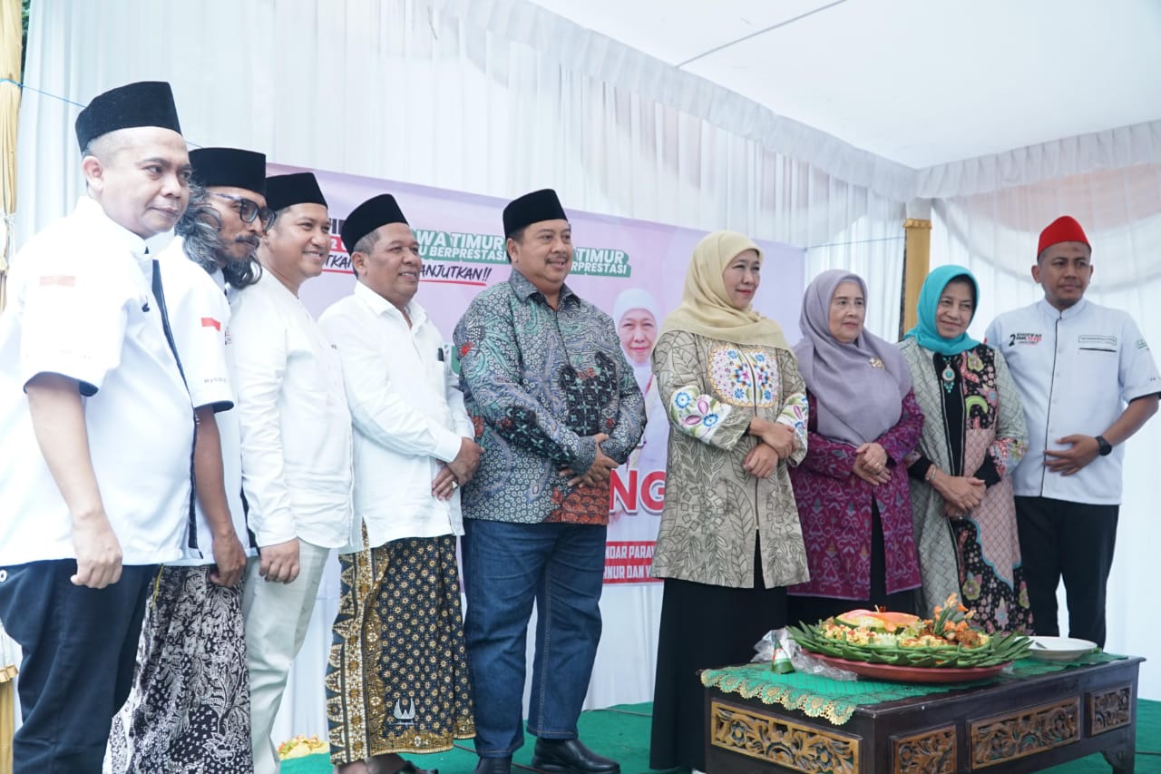 SINERGI: Gubernur Jatim terpilih, Khofifah Indar Parawansa, menyerahkan potongan tumpeng kepada Bupati Jombang terpilih, Warsubi, saat acara tasyakuran, kemarin (28/12).