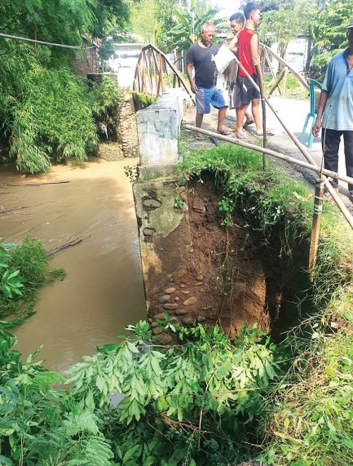 TERKIKIS AIR: Warga Dusun Suwaru Desa Wringinpitu Kecamatan Mojowarno, Jombang gotong royong membuat tanggul darurat, (25/12).