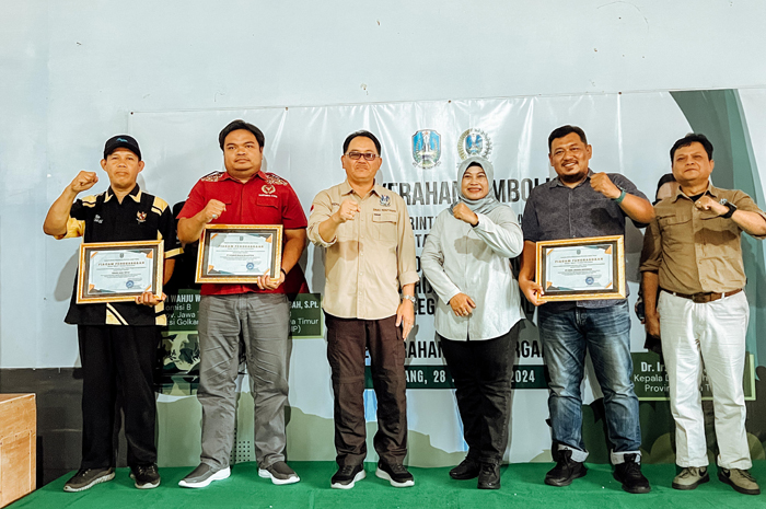 Kepala Dinas Kehutanan Provinsi Jawa Timur Jumadi bersama Section chief External relation PT CJI, Wahyu aries setiawan, Wiwin Isnawati Anggota Komisi B DPRD Provinsi Jawa Timur foto bersama.