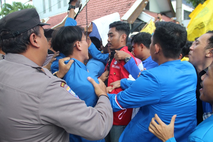 RICUH: Sejumlah polisi dan mahasiswa yang tergabung dalam Cipayung Plus menggelar aksi demo di depan kantor DPRD Jombang kemarin (30/12).