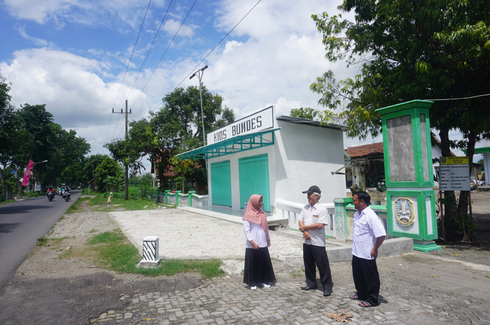 Kepala Desa Japanan Suwaji (tengah memakai topi) didampingi perangkat desa saat berada di lokasi kios BUMDesa Enggal Makmur Desa Japanan.