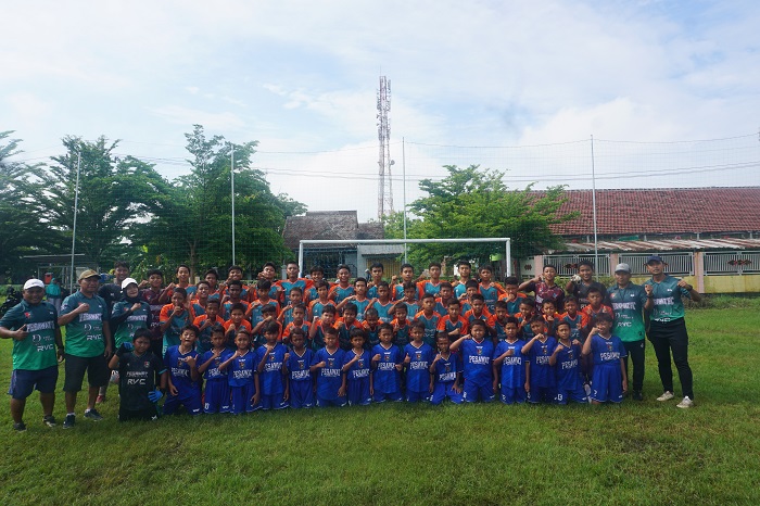 SEMANGAT OLAHRAGA: Kepala Desa Watudakon Suharto bersama jajaran pengurus dan para pemain akademi Pesawat FC.