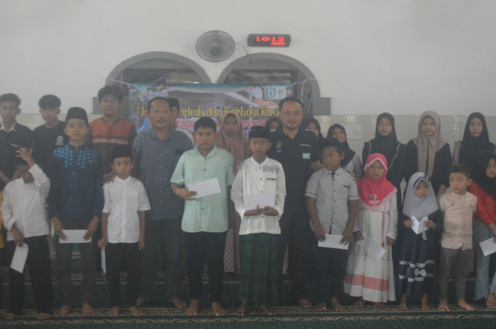 Manajer Teknik PG Djombang Baru Saifuddin Hidayat (kaos hitam) foto bersama dalam Jumat Berkah dan Berbagi Kasih, Jumat (27/12).