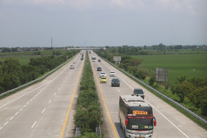 LANCAR: Kondisi arus lalin di jalan tol Jombang-Mojokerto di Desa Kedungmlati, Kecamatan Kesamben.