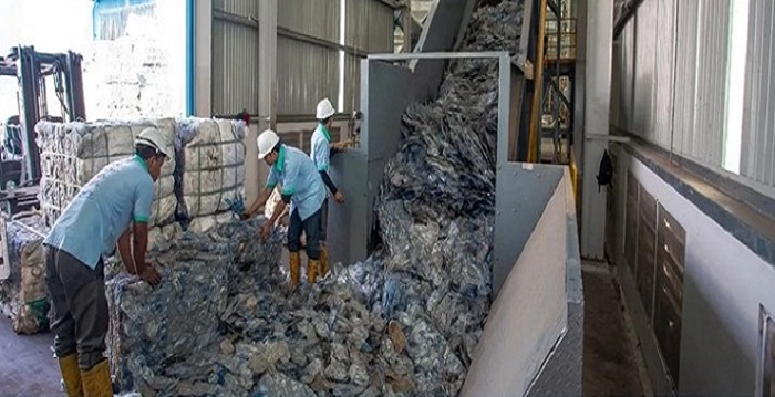 Pegawai pabrik PT BIPJ memproses pengolahan sampah plastik PET menjadi pellet food grade.