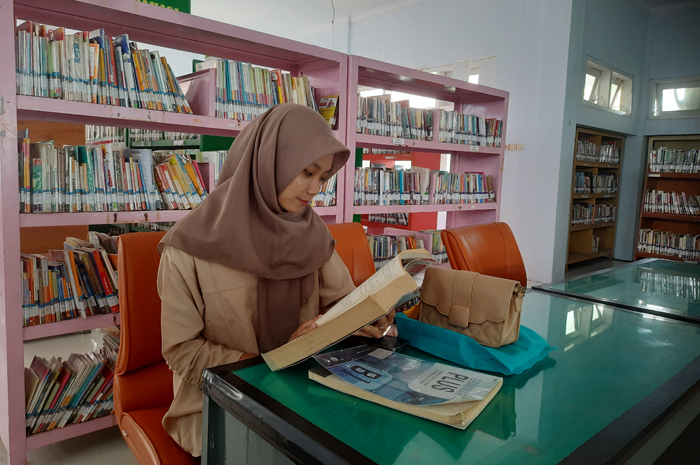 Tiara salah satu pengunjung perpustakaan Mastrip Jombang saat membaca buku