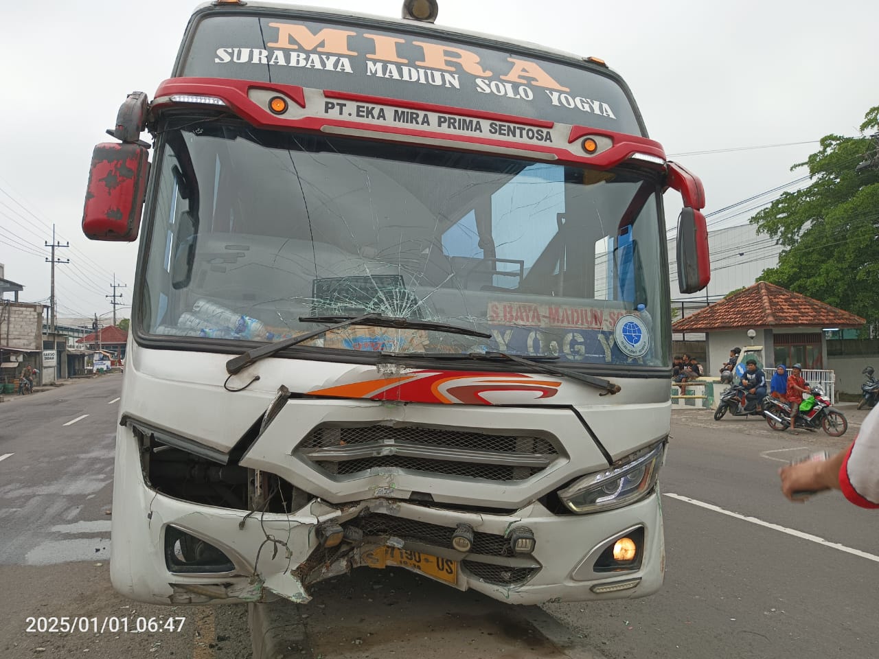 Kondisi Bus Mira yang nyungsep di Separator Jalan Nasional Jombang usai serempet truk box