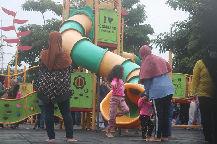 Kondisi alun-alun Jombang yang dipadati pengunjung saat libur tahun baru (1/1)