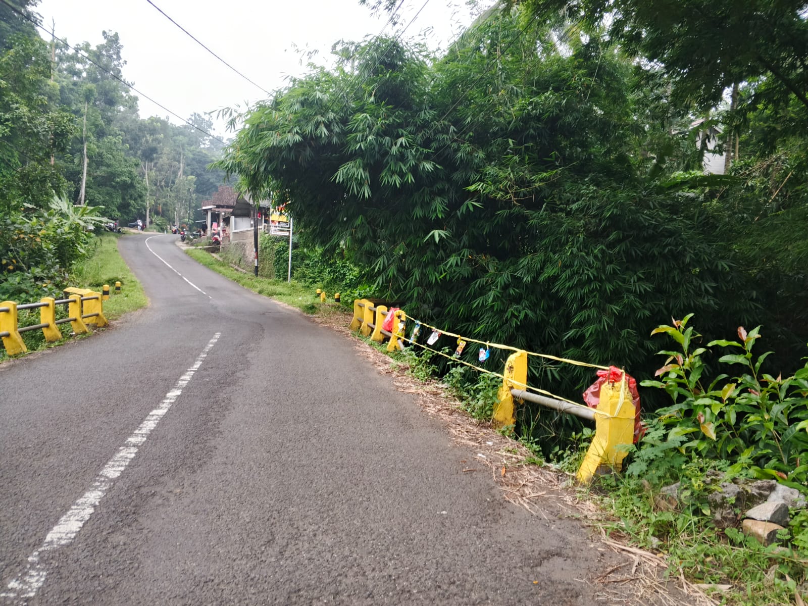 Jembatan di Dusun Tukum, Wonosalam, Jombang ini rusak dan diganti tali
