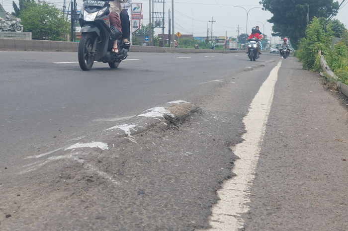 Jalan nasional bergelombang di Desa Gambiran, Mojoagung Jombang