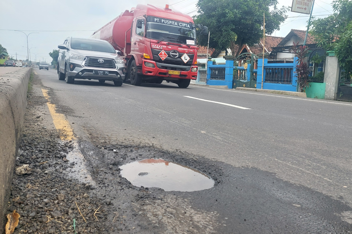 Lubang jalan nasional di Desa Janti, Kecamatan Jogoroto Jombang belum ditambal hingga Kamis (3/1/2025)