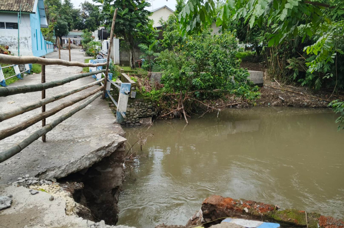 Kondisi abutmen jembatan di Pandanwangi, Diwek Jombang yang rontok karena tergerus air