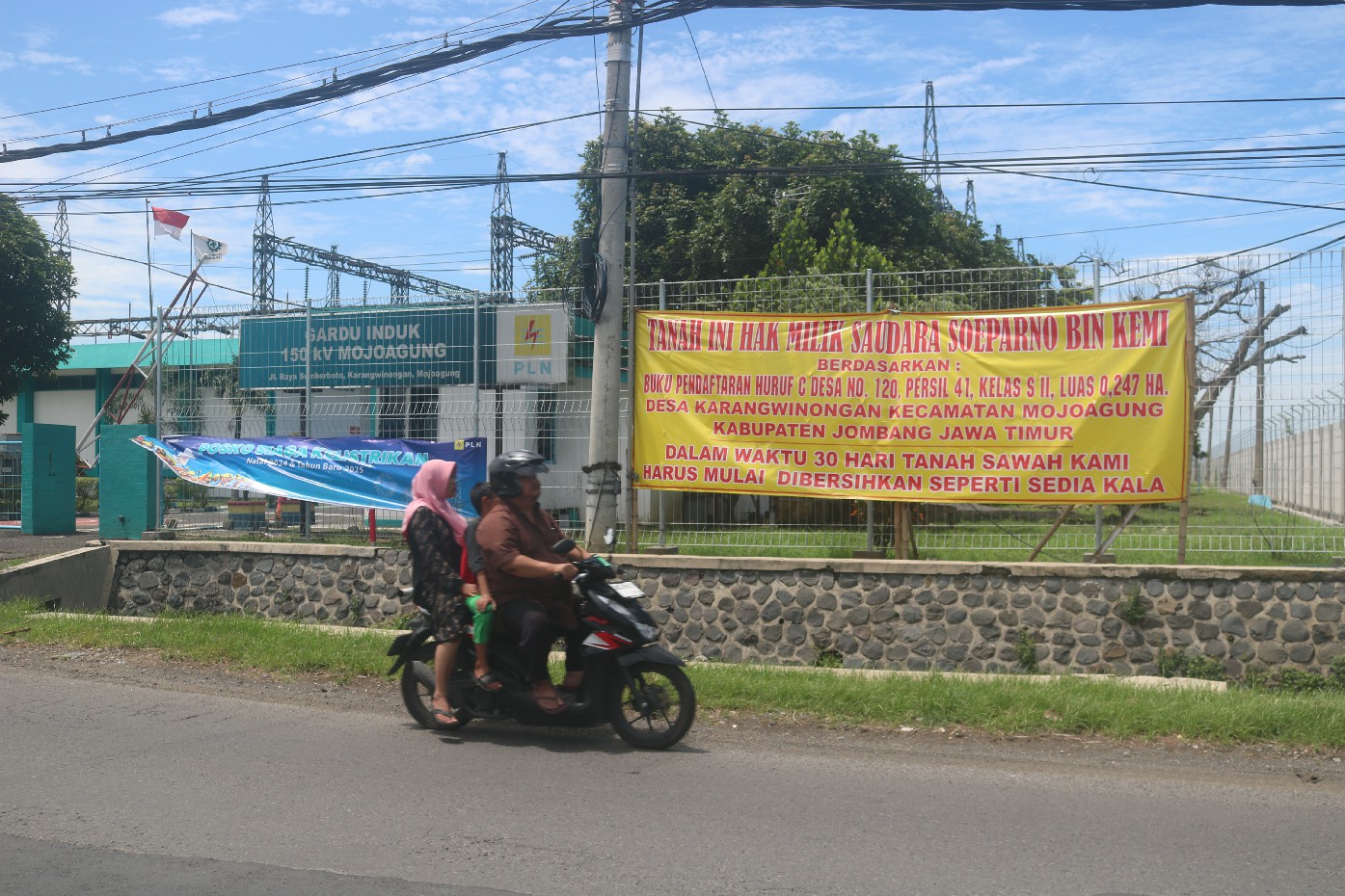 Aset tanah Gardu Induk di Mojoagung Jombang ini jadi lahan sengketa, di depannya terpasang banner sangat besar