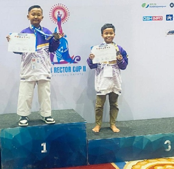Karateka Jombang Haikal Afkar (kiri) dan M Rakha yang meraih juara Unesa Cup II di Surabaya (27/1).