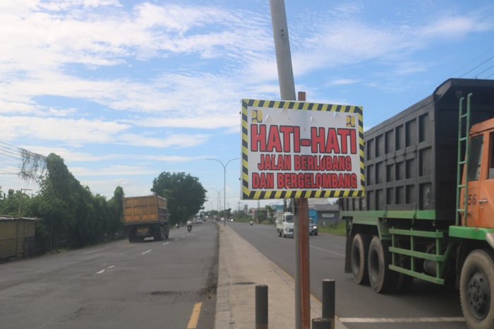 Kondisi Jalan raya Mojoagung Jombang yang kini statusnya telah berganti dari jalan nasional ke jalan kabupaten