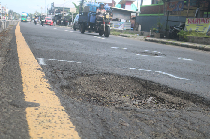 Deretan lubang di Jalan Nasional Desa Kepuhkembeng, Peterongan Jombang yang siap menyambut pengendara yang melintas