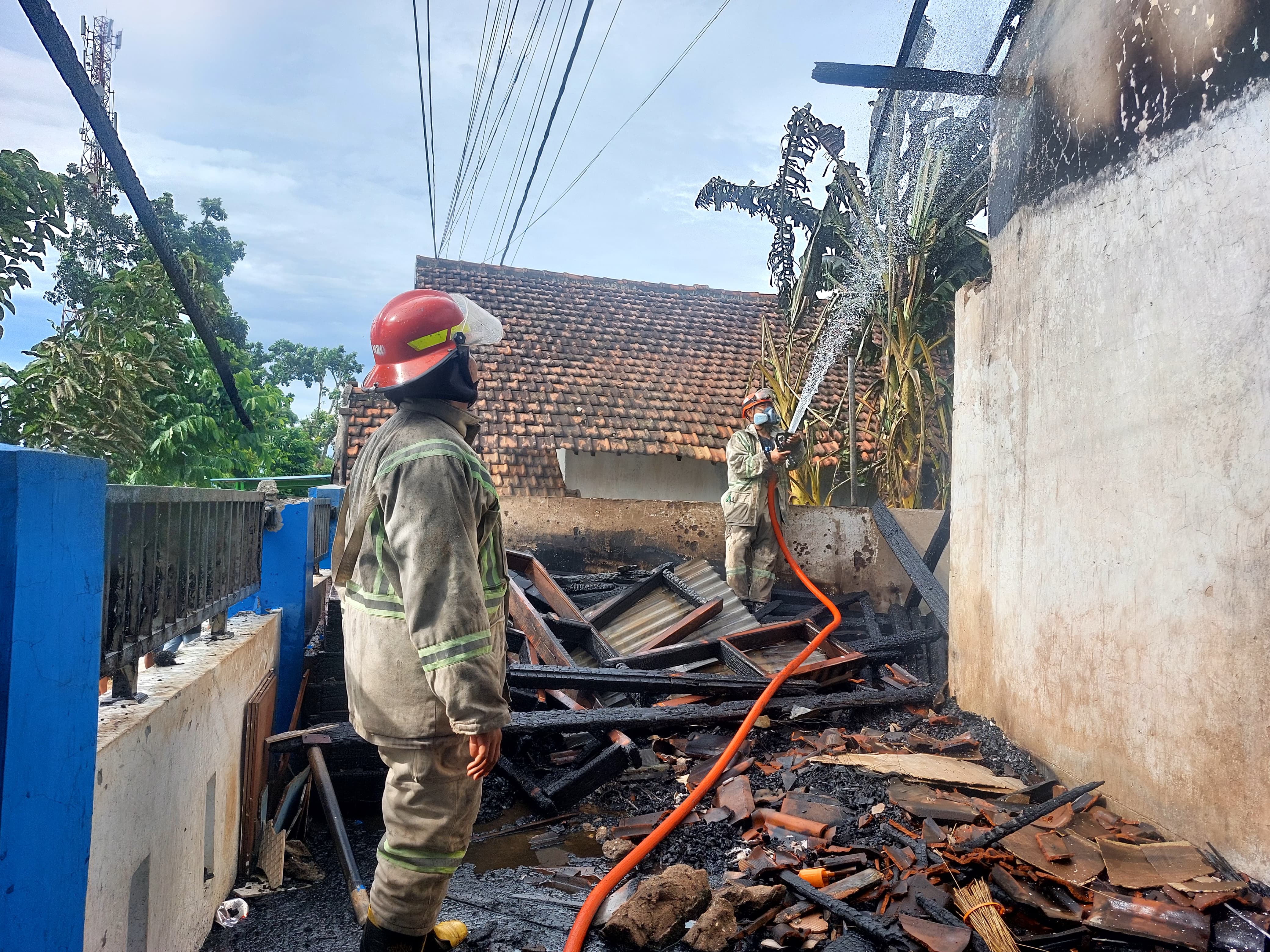 Petugas melakukan pemadaman di SDN Pakel Bareng Jombang yang terbakar (4/1)