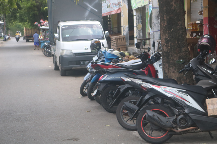 Lahan parkir pinggir jalan di Jl Cakraningrat Jombang ini jadi zona parkir baru yang dikelola Pemkab Jombang dengan sistem perjanjian kerja sama